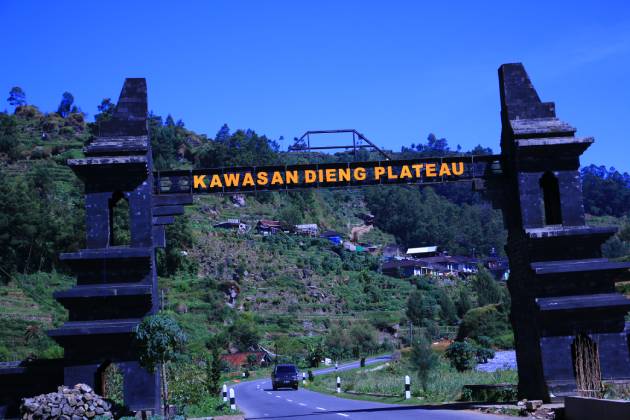 Berkas:Gapura-dieng.jpg